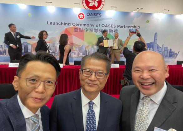與香港特別行政區(qū)財(cái)政司 陳茂波司長(zhǎng)一起面對(duì)記者